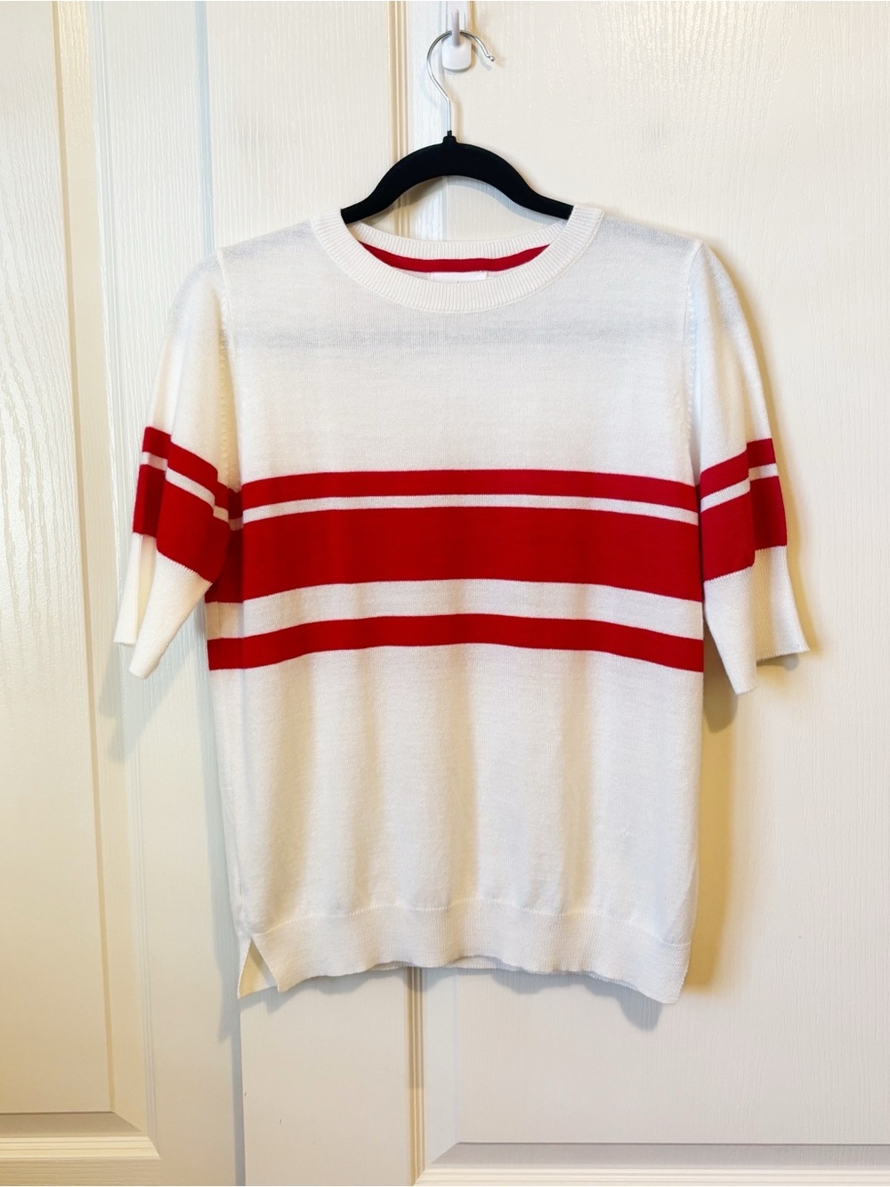 Mersea Court White Short Sleeve Sweater with Red Stripes Women’s Medium